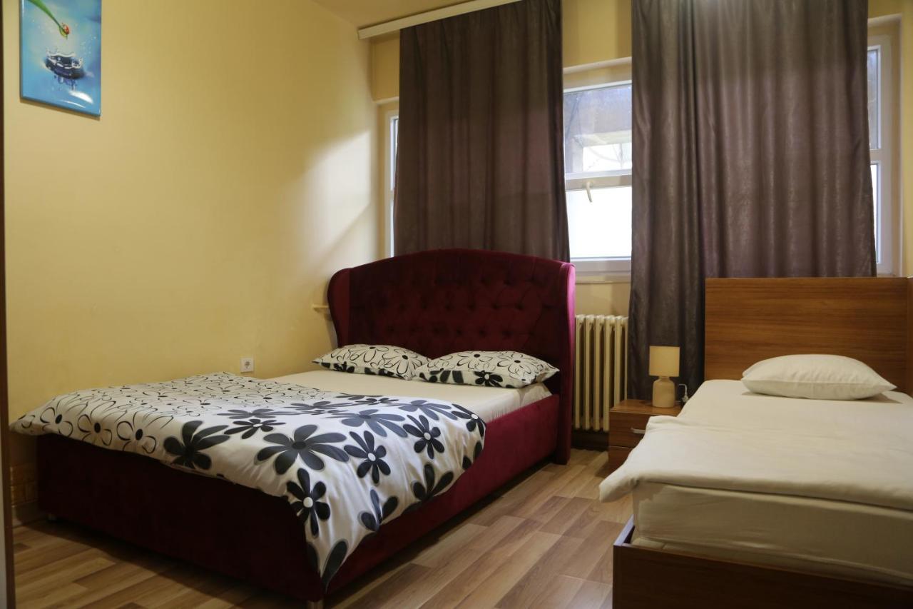 Moon Hostel Prishtinë Ngoại thất bức ảnh