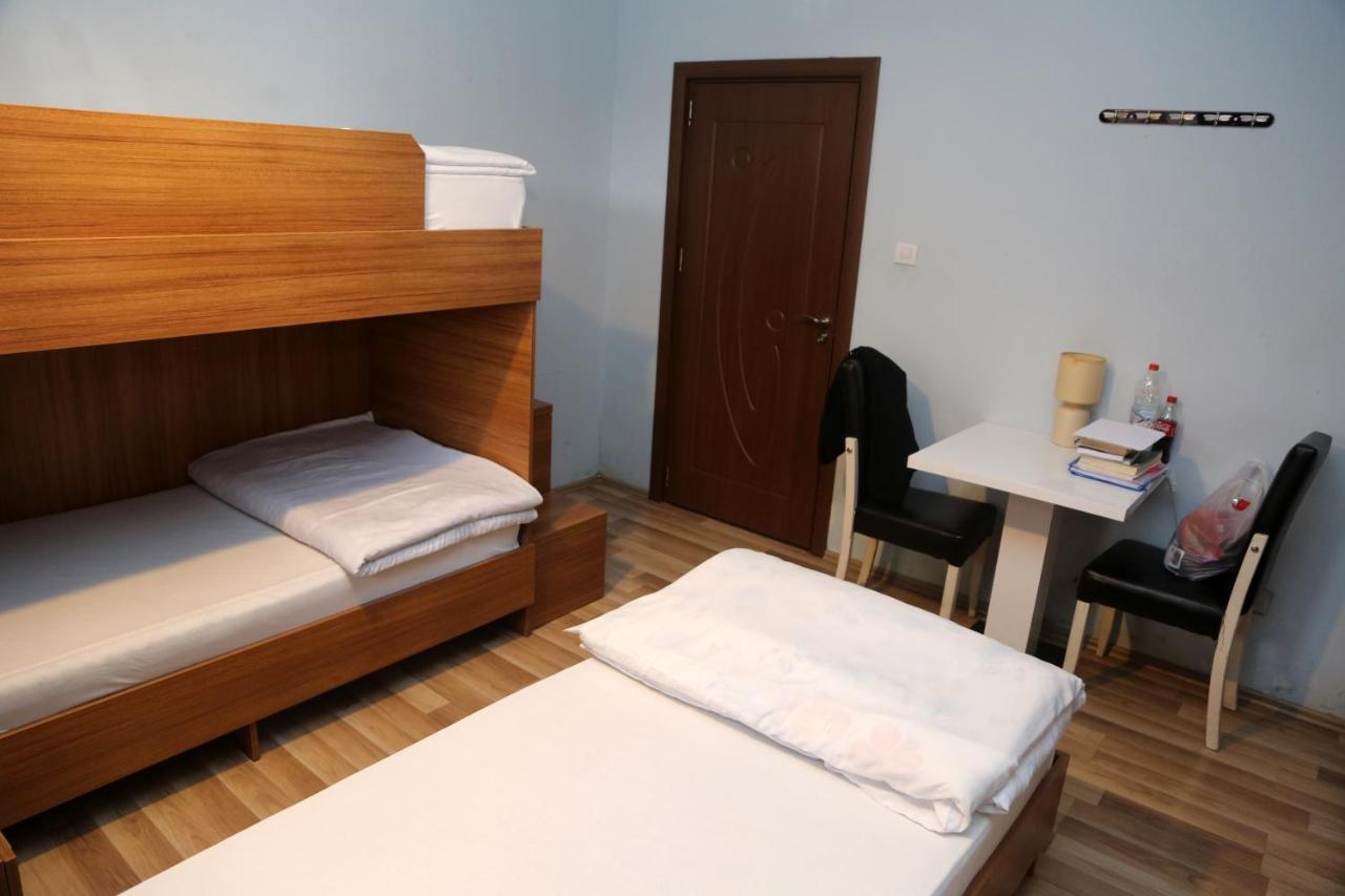 Moon Hostel Prishtinë Ngoại thất bức ảnh