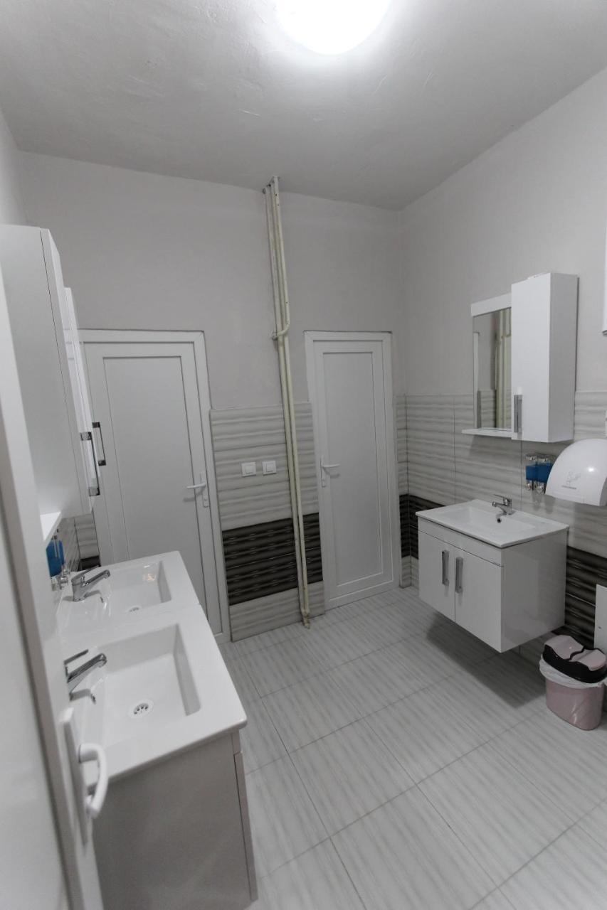 Moon Hostel Prishtinë Ngoại thất bức ảnh