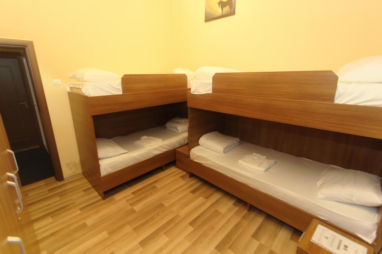 Moon Hostel Prishtinë Ngoại thất bức ảnh