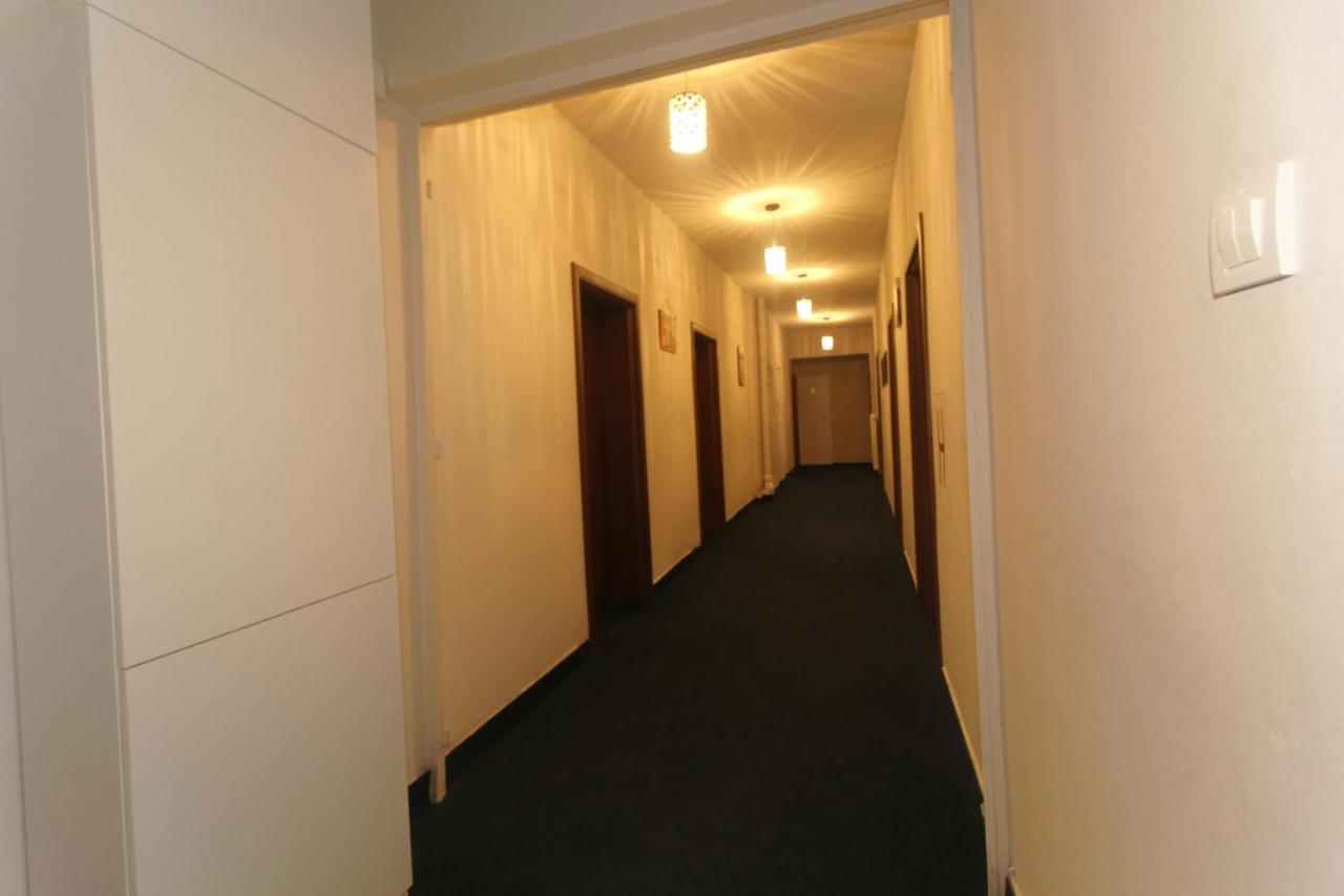 Moon Hostel Prishtinë Ngoại thất bức ảnh