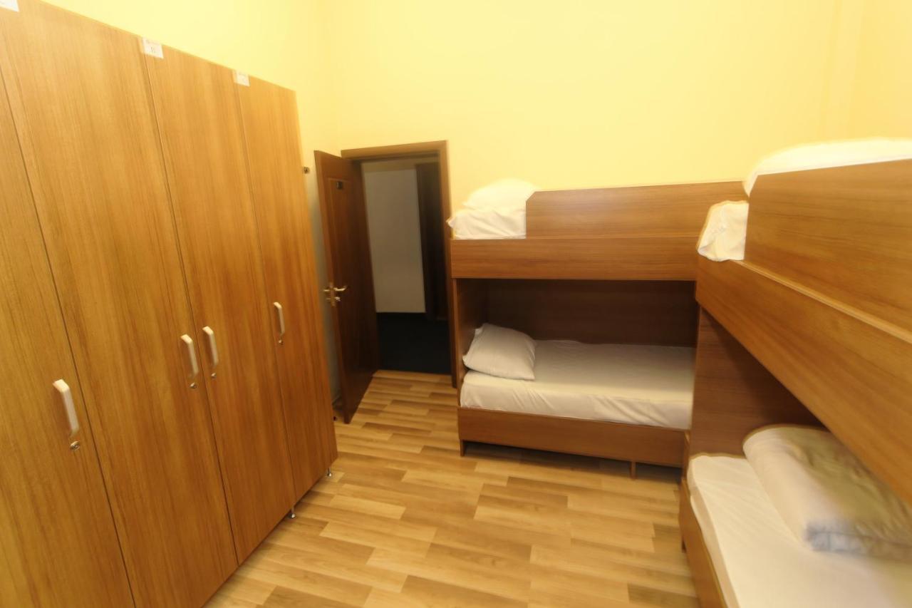 Moon Hostel Prishtinë Ngoại thất bức ảnh